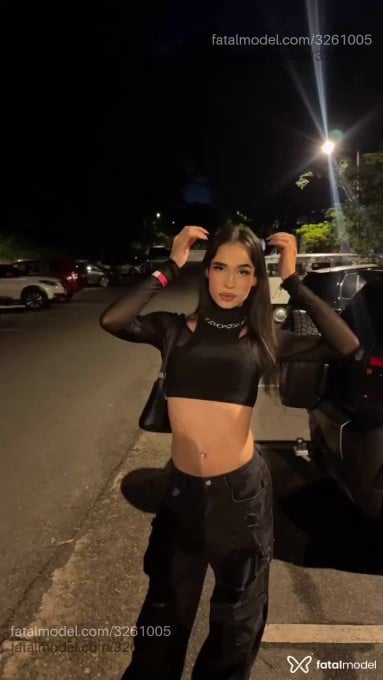 Acompanhante mulher trans com cabelo castanho de olhos castanhos - Beatriz Fukumi