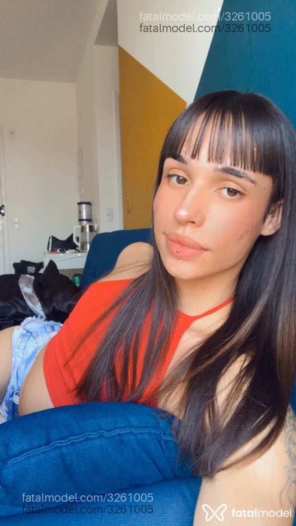 Acompanhante mulher trans com cabelo castanho de olhos castanhos - Beatriz Fukumi