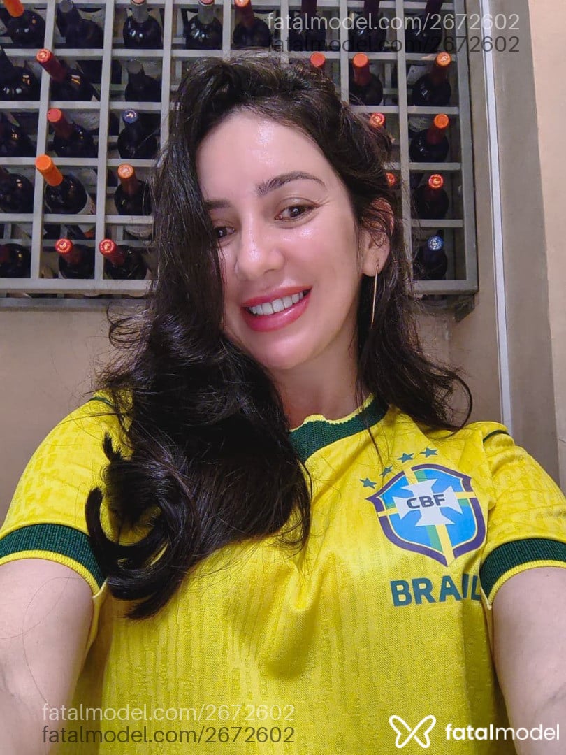 Acompanhante mulher com cabelo castanho de olhos mel em Virtual - Heloísa