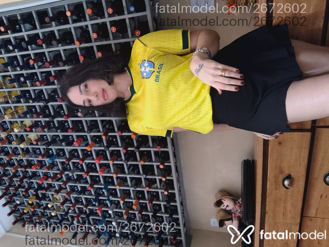 Acompanhante mulher com cabelo castanho de olhos mel em Virtual - Heloísa