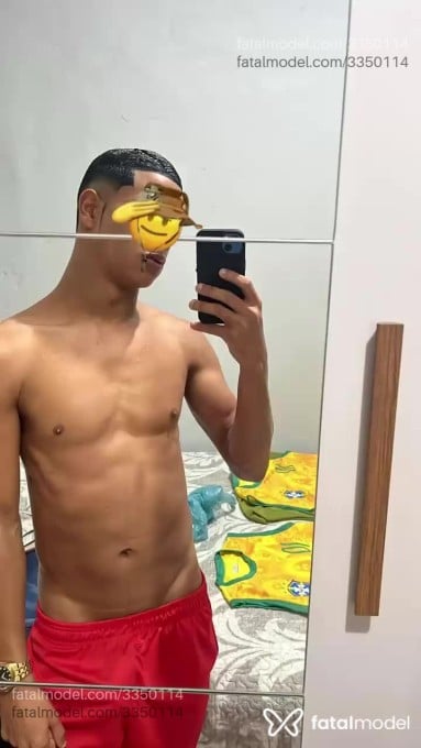 Acompanhante homem com cabelo castanho de olhos pretos - Wallace Acompanhante homem com cabelo castanho de olhos pretos - Wallace
