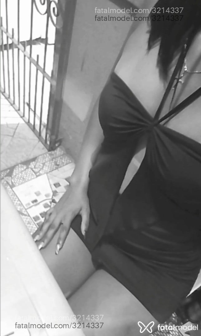 Acompanhante mulher morena (o) de olhos pretos - Valentina