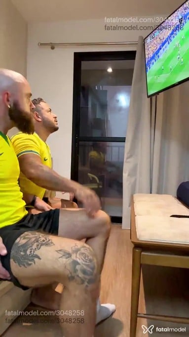 Acompanhante homem sem cabelo de olhos verdes - Dionísios