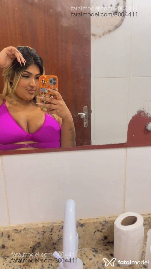 Acompanhante mulher loira (o) de olhos pretos - Bela