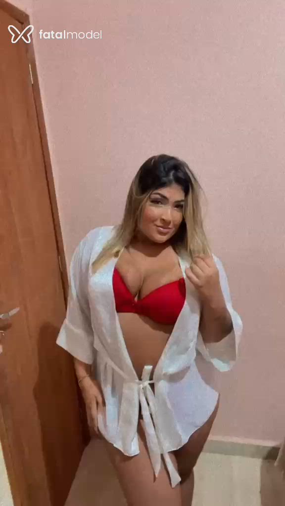 Acompanhante mulher loira (o) de olhos pretos - Bela