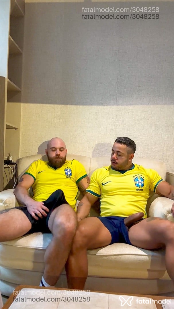 Acompanhante homem sem cabelo de olhos verdes - Dionísios