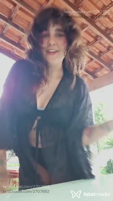 Acompanhante mulher com cabelo castanho de olhos verdes - Mel Underline Acompanhante mulher com cabelo castanho de olhos verdes - Mel Underline