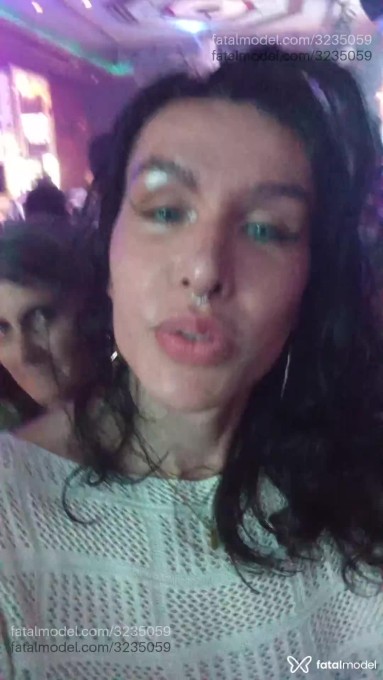 Acompanhante mulher trans morena (o) de olhos azuis - Bruna