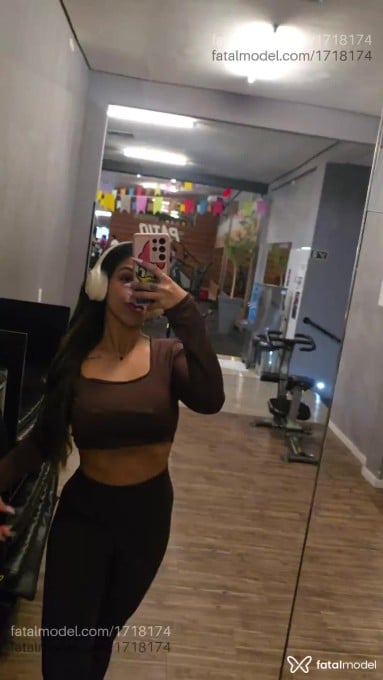 Acompanhante mulher com cabelo castanho de olhos castanhos em Curitiba - Alanahot