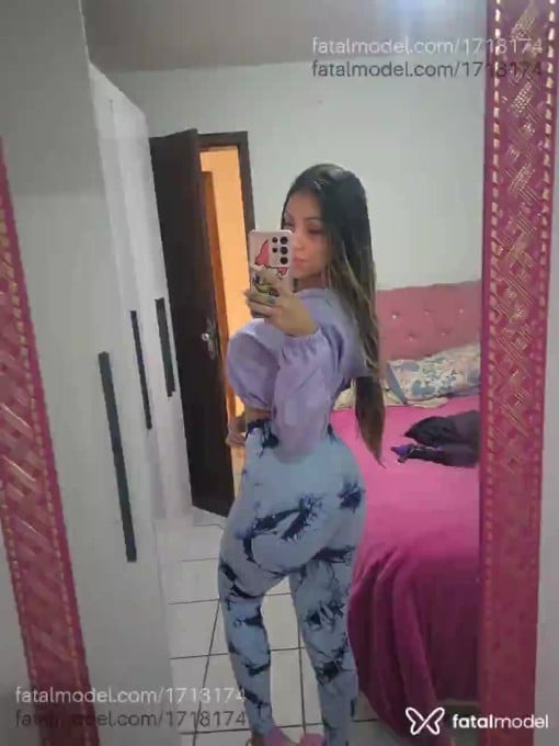 Acompanhante mulher com cabelo castanho de olhos castanhos em Curitiba - Alanahot