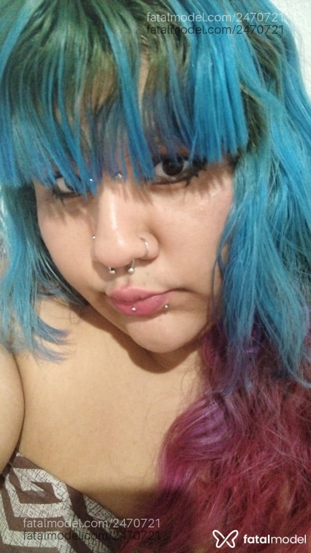 Acompanhante mulher com cabelo colorido de olhos castanhos em Maceió - Candy Cut