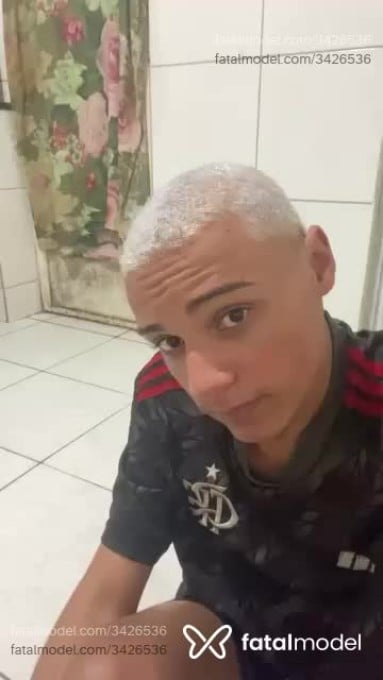 Acompanhante homem com cabelo colorido de olhos pretos em Nova Iguaçu - Guilherme