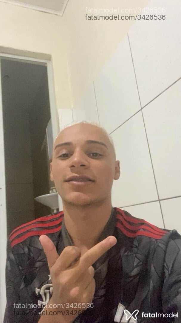 Acompanhante homem com cabelo colorido de olhos pretos em Nova Iguaçu - Guilherme