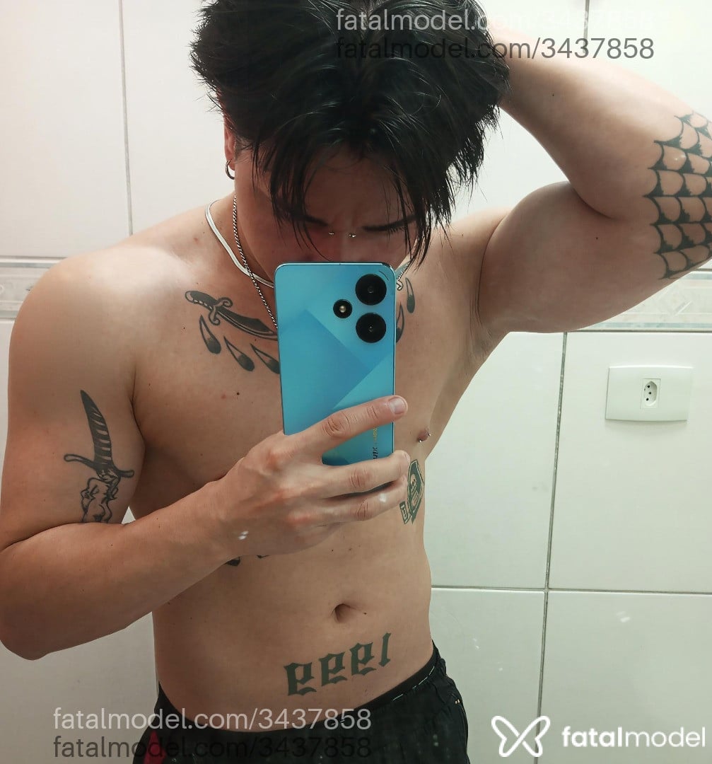 Acompanhante homem com cabelo castanho de olhos mel em Curitiba Acompanhante homem com cabelo castanho de olhos mel em Curitiba - Théoo