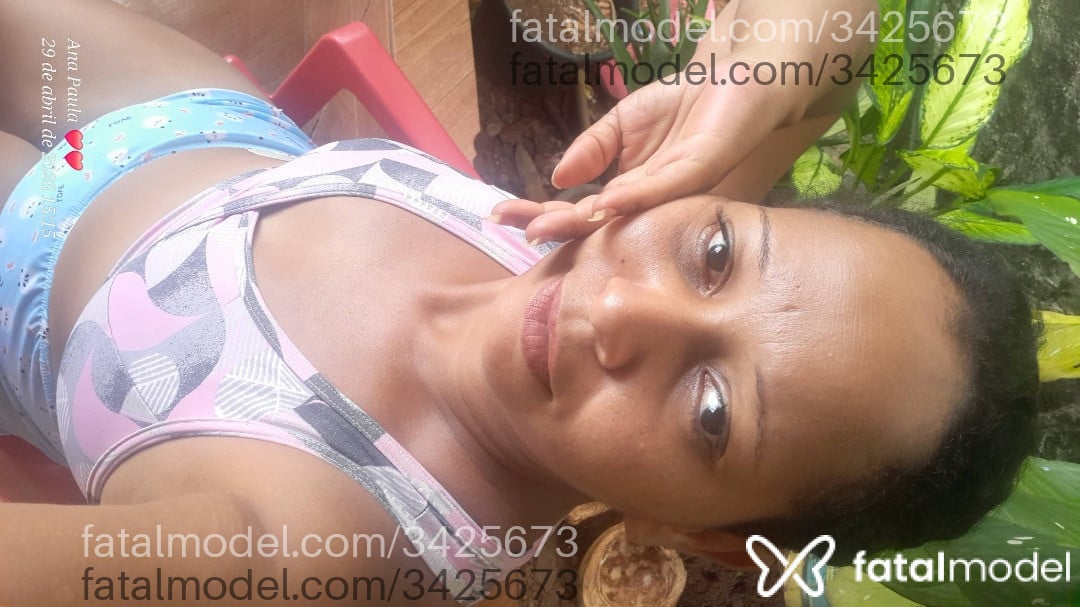 Acompanhante mulher com cabelo grisalho de olhos castanhos - Paula
