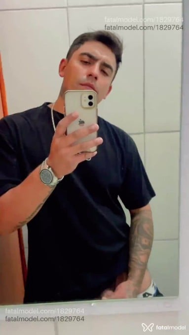 Acompanhante homem com cabelo castanho de olhos castanhos em Curitiba Acompanhante homem com cabelo castanho de olhos castanhos em Curitiba - Henrique