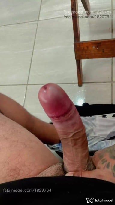 Acompanhante homem com cabelo castanho de olhos castanhos em Curitiba Acompanhante homem com cabelo castanho de olhos castanhos em Curitiba - Henrique