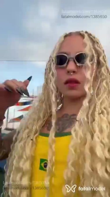 Acompanhante mulher loira (o) de olhos castanhos - Rebecca