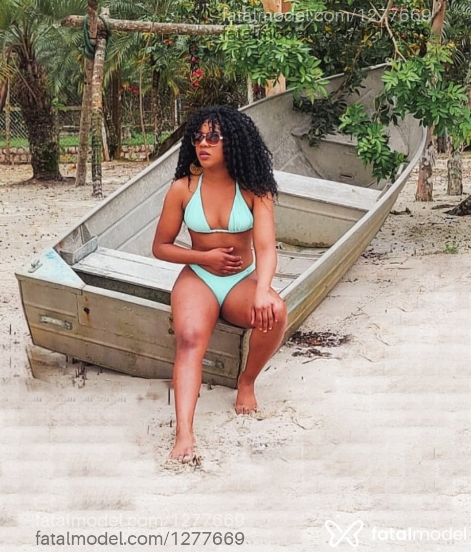 Acompanhante mulher morena (o) de olhos castanhos - íris Trindade Acompanhante mulher morena (o) de olhos castanhos - íris Trindade