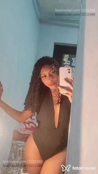 Acompanhante mulher morena (o) de olhos castanhos - Gatatatuada Acompanhante mulher morena (o) de olhos castanhos - Gatatatuada