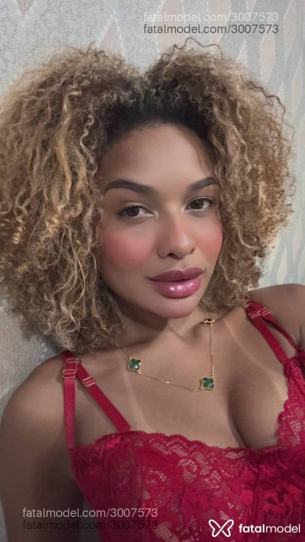 Acompanhante mulher com cabelo castanho de olhos pretos - Anny Silva
