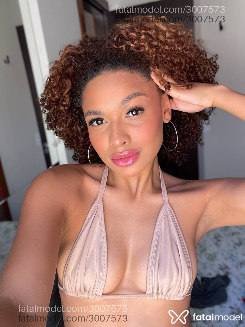 Acompanhante mulher com cabelo castanho de olhos pretos em Brasília - Anny Silva