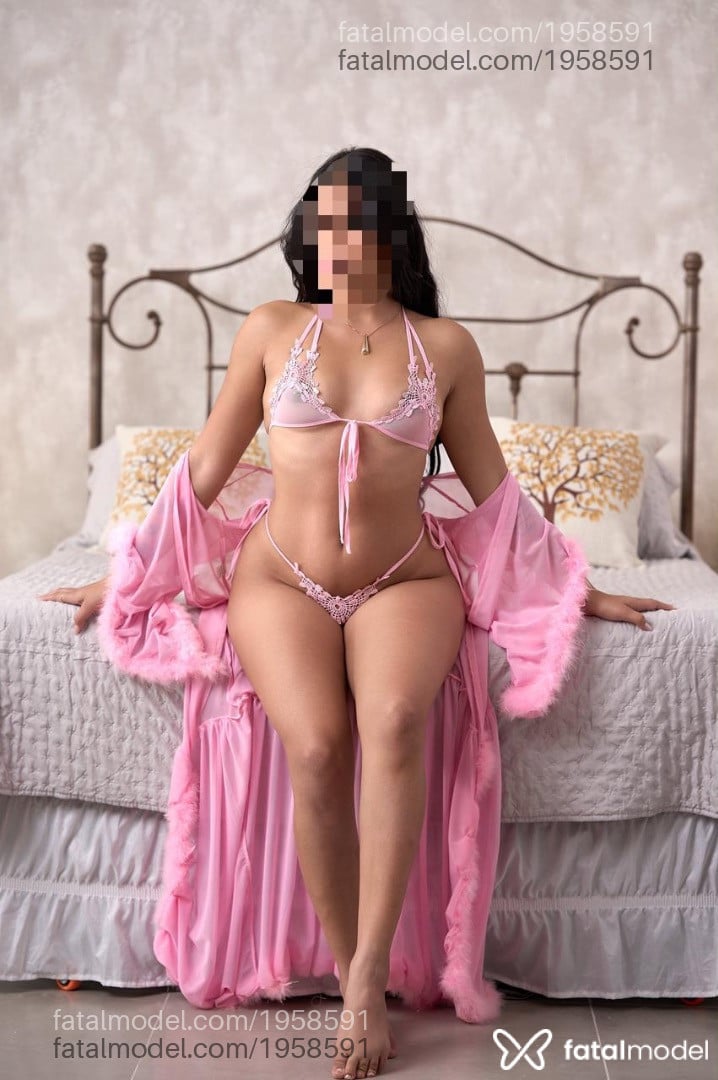 Acompanhante mulher morena (o) de olhos pretos - Larissa