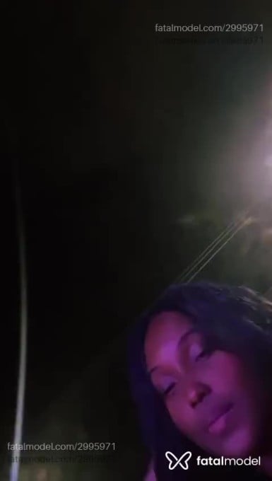 Acompanhante mulher com cabelo castanho de olhos castanhos - Preta