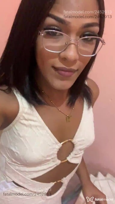 Acompanhante mulher trans com cabelo castanho de olhos castanhos em Salvador Acompanhante mulher trans com cabelo castanho de olhos castanhos em Salvador - Thaylinha