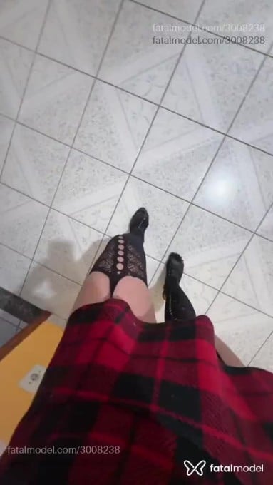 Acompanhante mulher loira (o) de olhos castanhos - Renata