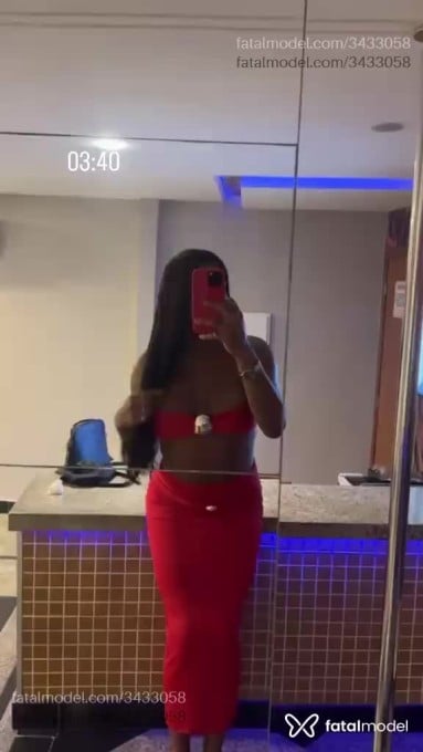 Acompanhante mulher com cabelo castanho de olhos castanhos - Júlia
