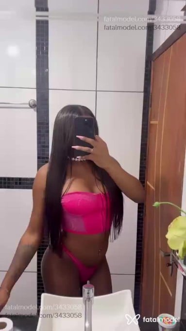 Acompanhante mulher com cabelo castanho de olhos castanhos - Júlia