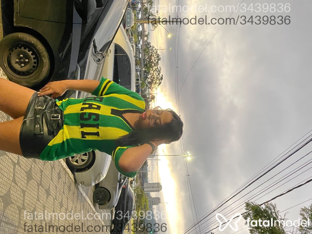Acompanhante mulher trans morena (o) de olhos castanhos em Virtual Acompanhante mulher trans morena (o) de olhos castanhos em Virtual - Larissa Miller