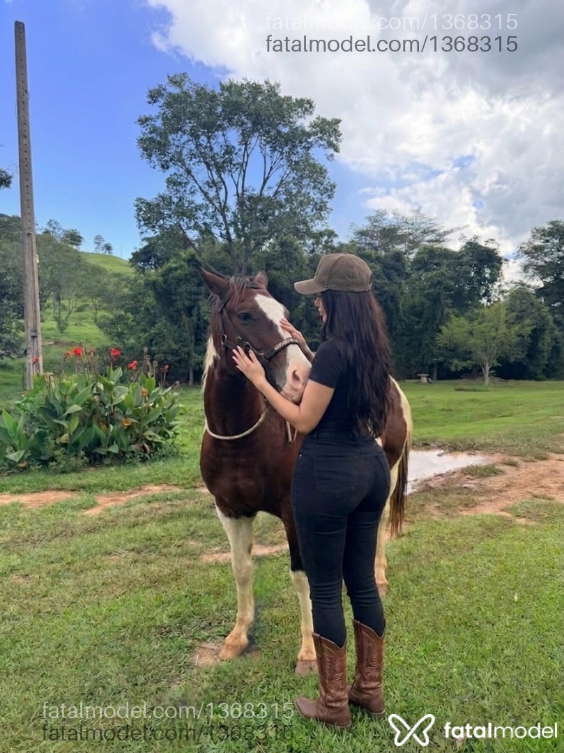 Acompanhante mulher trans com cabelo castanho de olhos castanhos em Maringá - Beatriz Leal