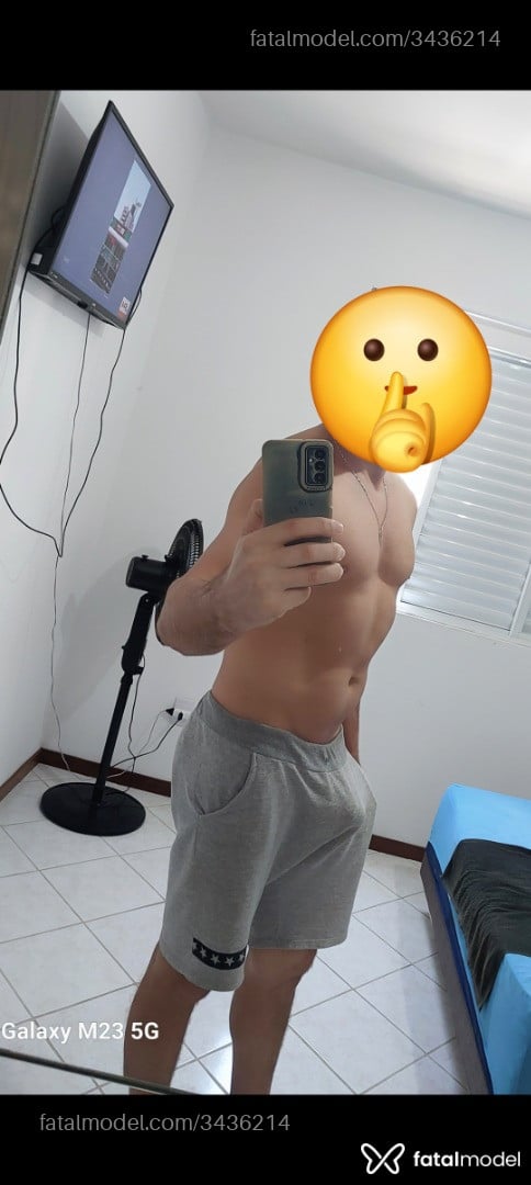 Acompanhante homem com cabelo grisalho de olhos castanhos - Cheiro