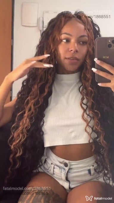 Acompanhante mulher morena (o) de olhos castanhos - Mikaelly Acompanhante mulher morena (o) de olhos castanhos - Mikaelly