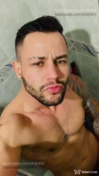 Acompanhante homem com cabelo castanho de olhos castanhos em Uberlândia Acompanhante homem com cabelo castanho de olhos castanhos em Uberlândia - Well Facchini