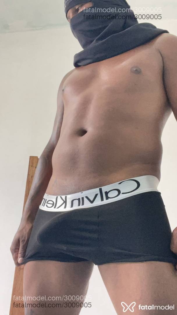 Acompanhante homem morena (o) de olhos pretos - Almeida