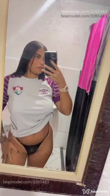 Acompanhante mulher morena (o) de olhos pretos - Clara