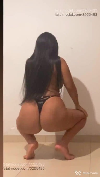 Acompanhante mulher morena (o) de olhos pretos - Clara