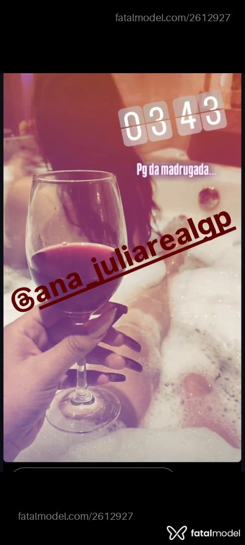 Acompanhante mulher loira (o) de olhos castanhos - Ana Júlia