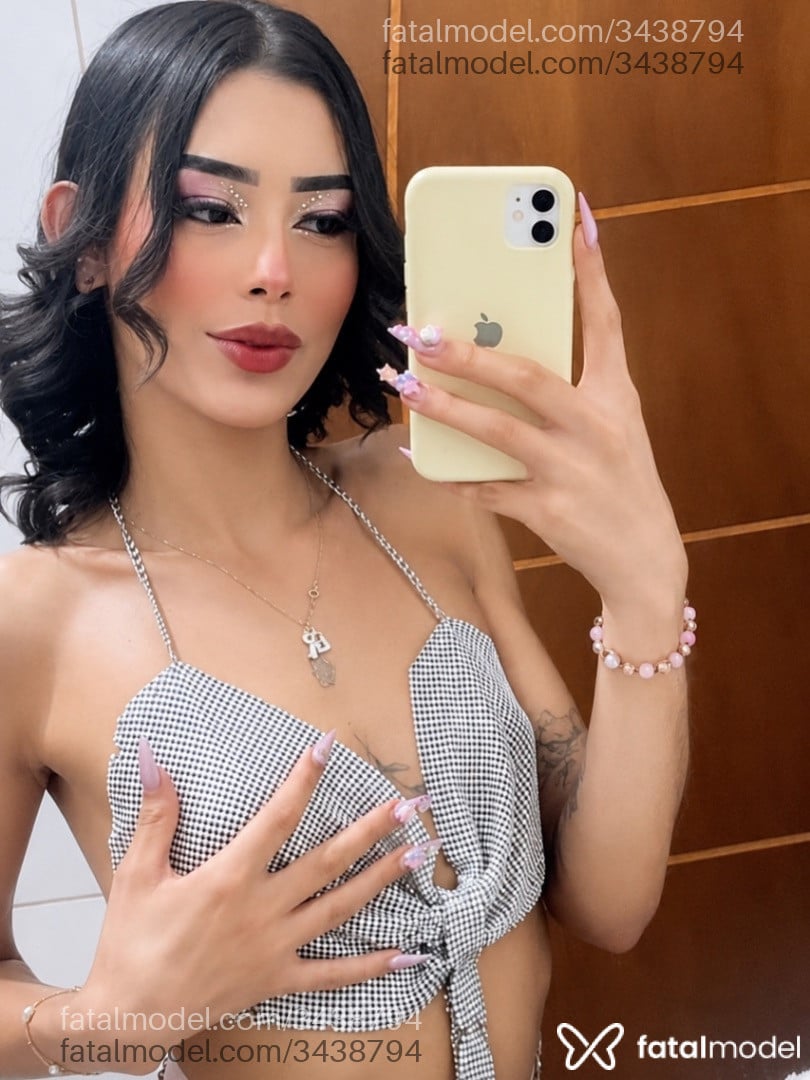 Acompanhante mulher trans com cabelo castanho de olhos mel em Uberlândia - Bêlvani