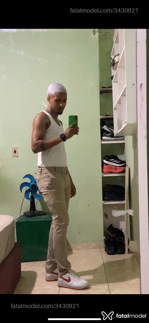 Acompanhante homem com cabelo colorido de olhos pretos em Virtual - Gabriel Santos