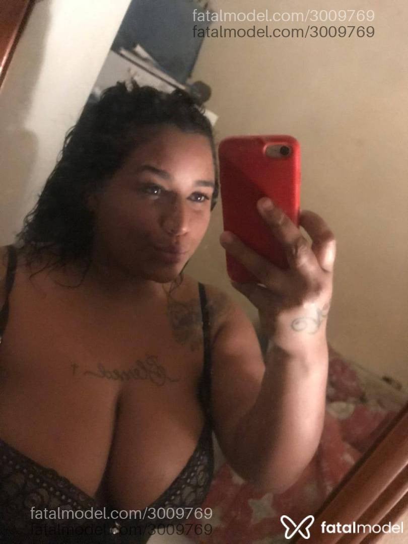 Acompanhante mulher morena (o) de olhos castanhos - Victoria