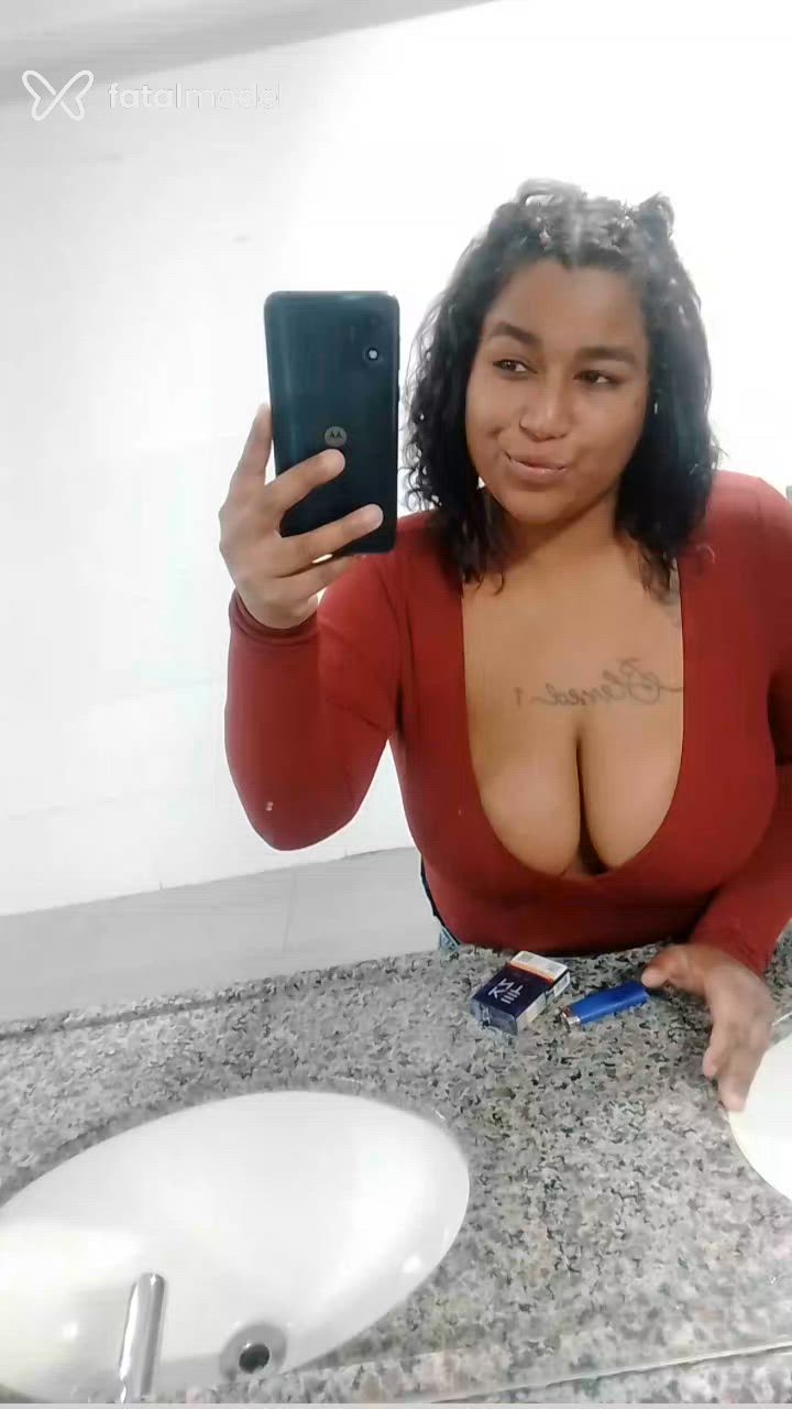 Acompanhante mulher morena (o) de olhos castanhos - Victoria