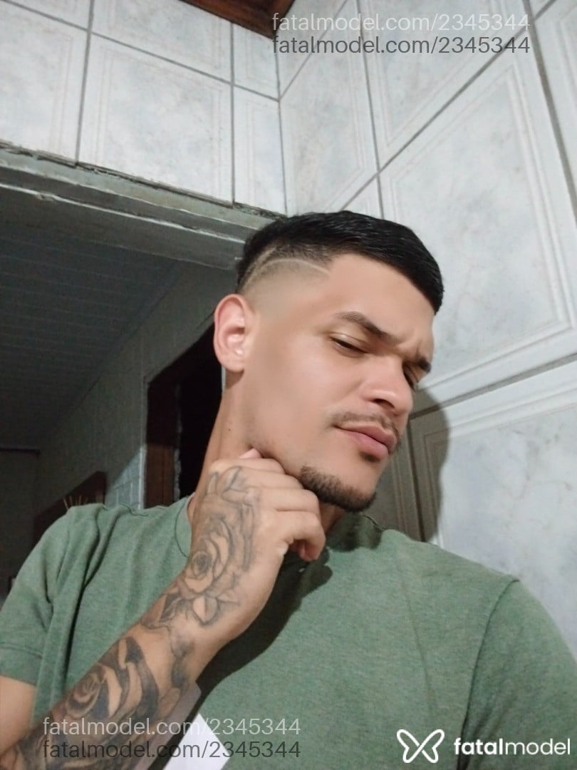 Acompanhante homem com cabelo castanho de olhos castanhos em Praia Grande Acompanhante homem com cabelo castanho de olhos castanhos em Praia Grande - Lucas