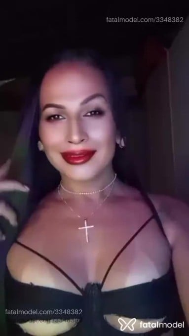 Acompanhante não-binário com cabelo castanho de olhos castanhos em Alegrete - Letícia Pinto Mota