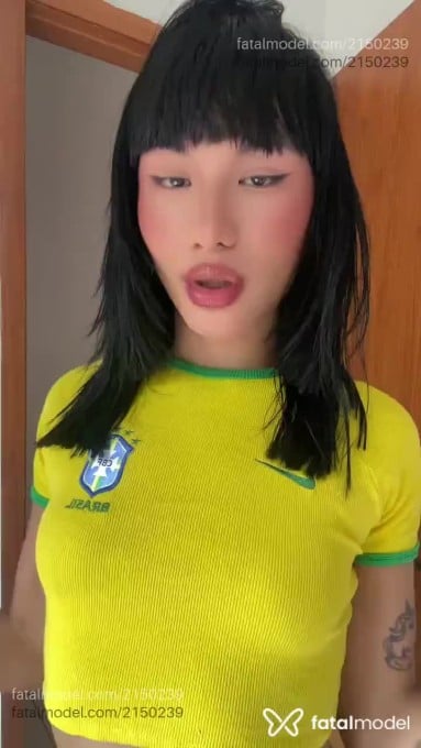 Acompanhante mulher trans ruiva (o) de olhos pretos - Yumi Sofia