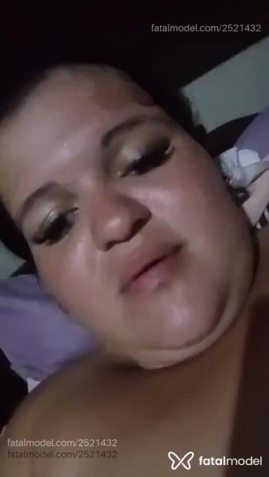 Acompanhante mulher com cabelo castanho de olhos mel - Lari Acompanhante mulher com cabelo castanho de olhos mel - Lari