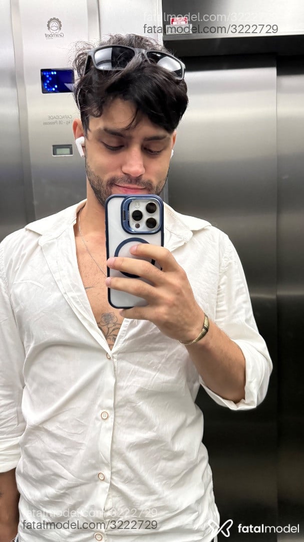 Acompanhante homem com cabelo castanho de olhos pretos - Robert Acompanhante homem com cabelo castanho de olhos pretos - Robert